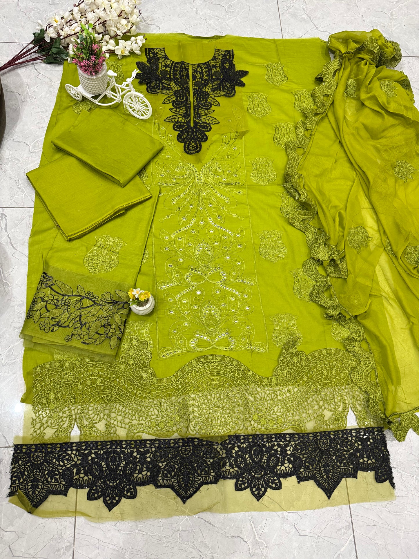 Luxury Lawn Embroidered Suit LW004