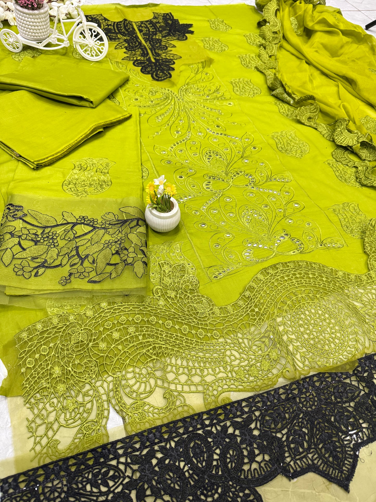 Luxury Lawn Embroidered Suit LW004