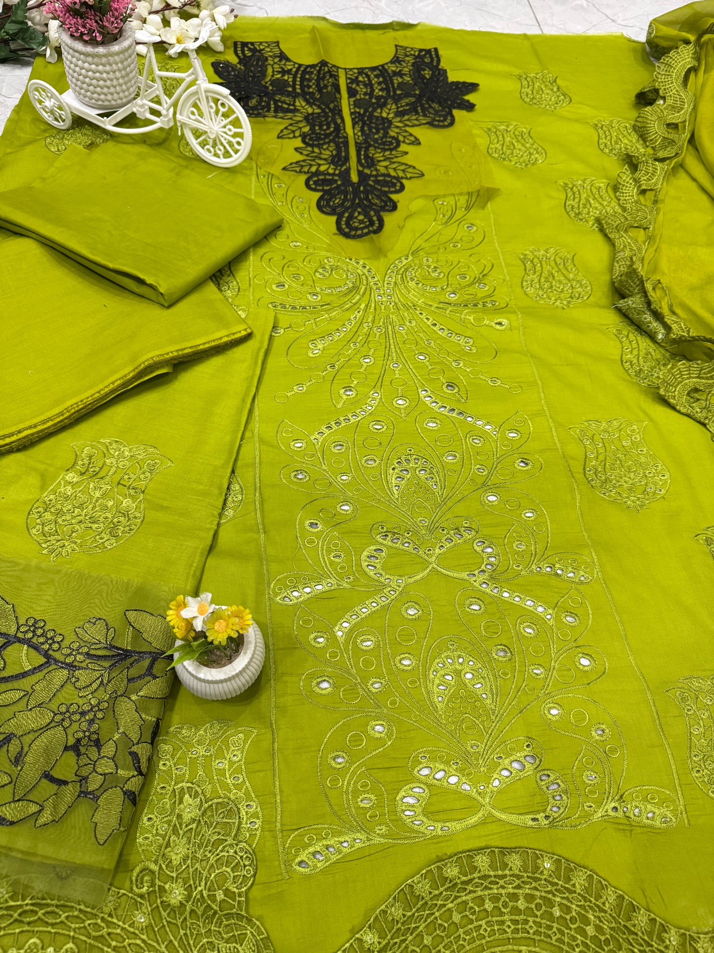Luxury Lawn Embroidered Suit LW004