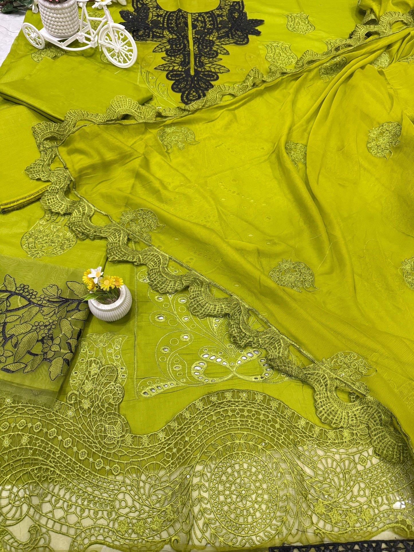 Luxury Lawn Embroidered Suit LW004