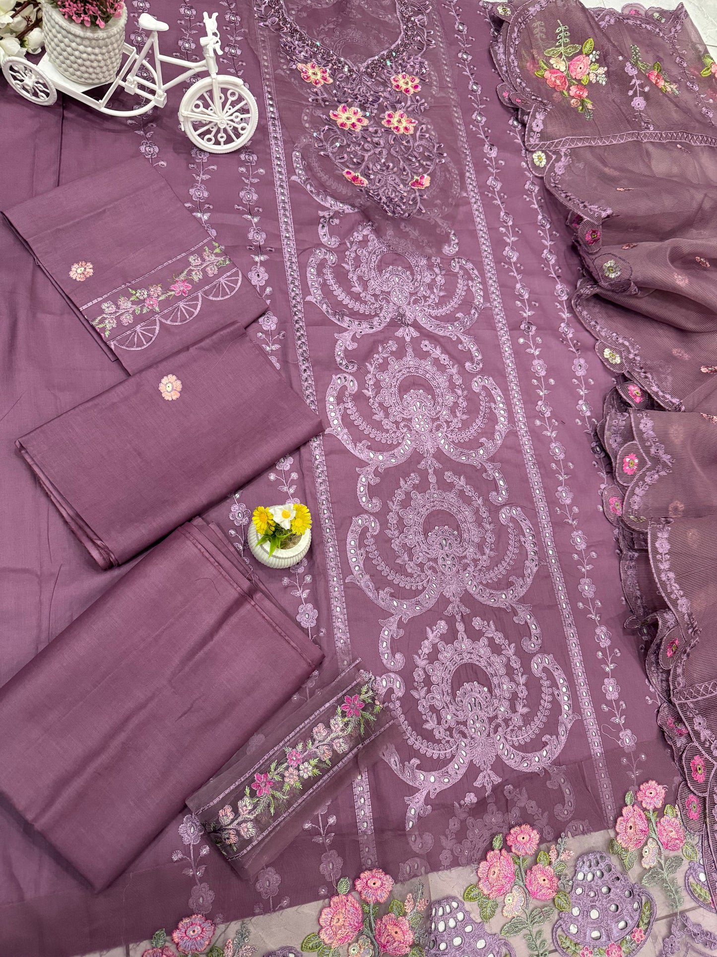 Luxury Lawn Embroidered Suit LW004