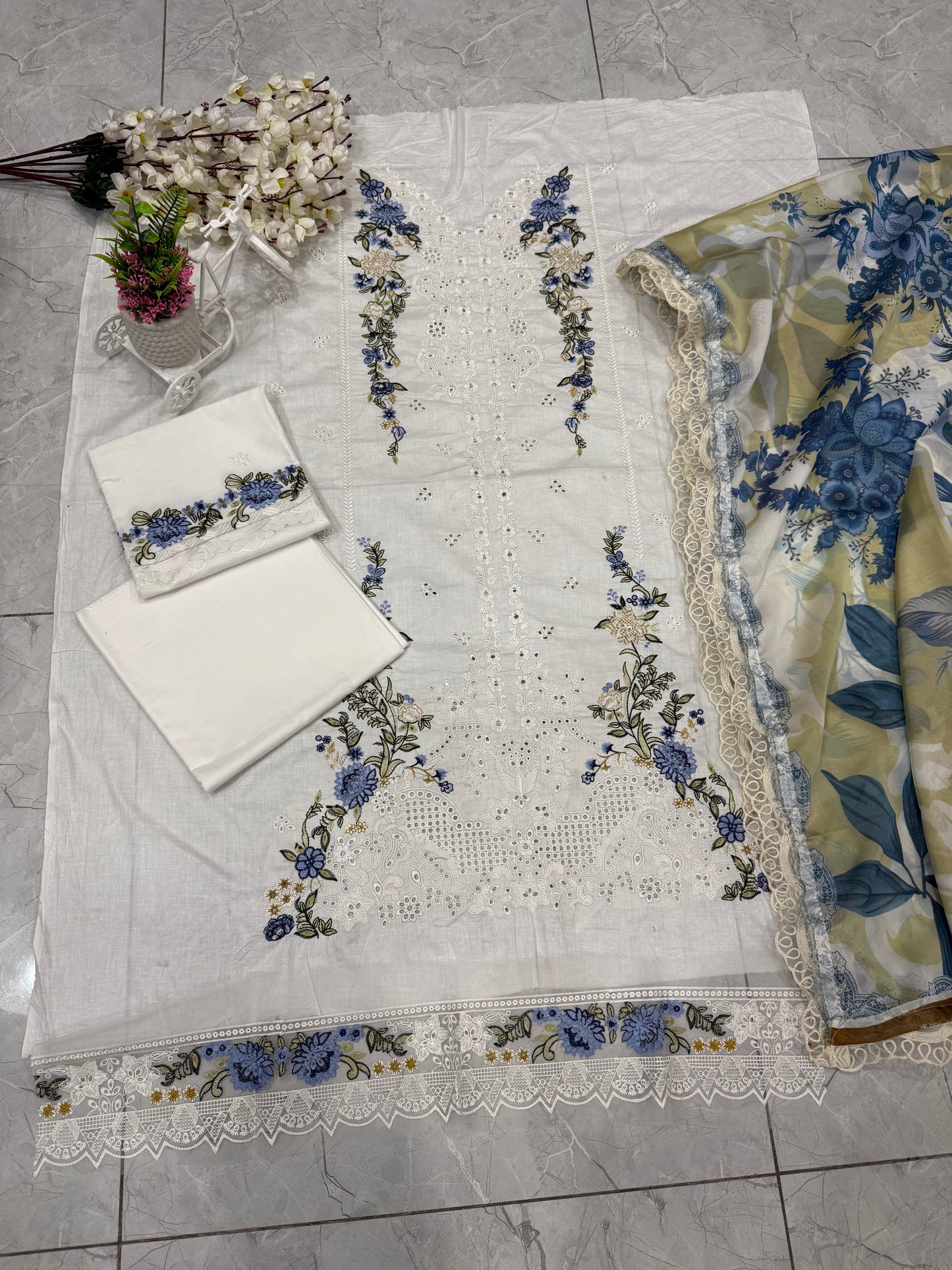 Luxury Lawn Embroidered Suit LW009