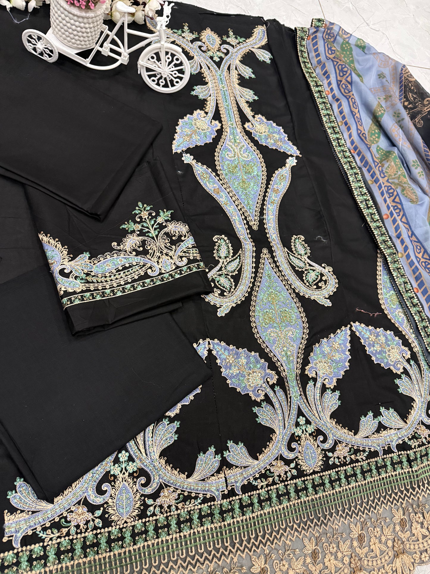 Luxury Lawn Embroidered Suit LW019
