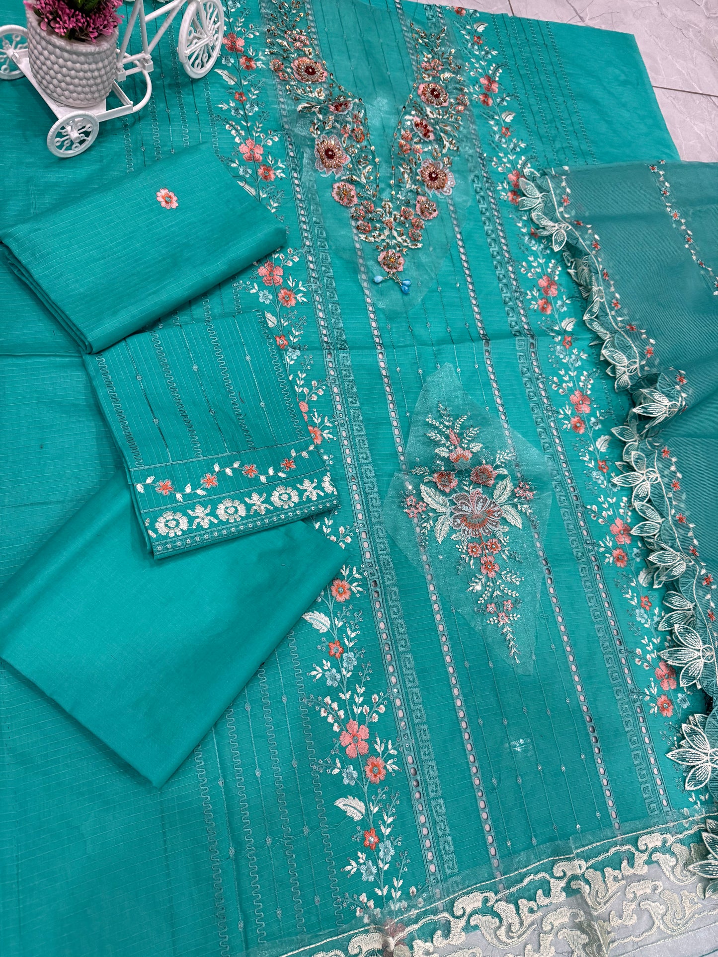 Luxury Lawn Embroidered Suit LW014