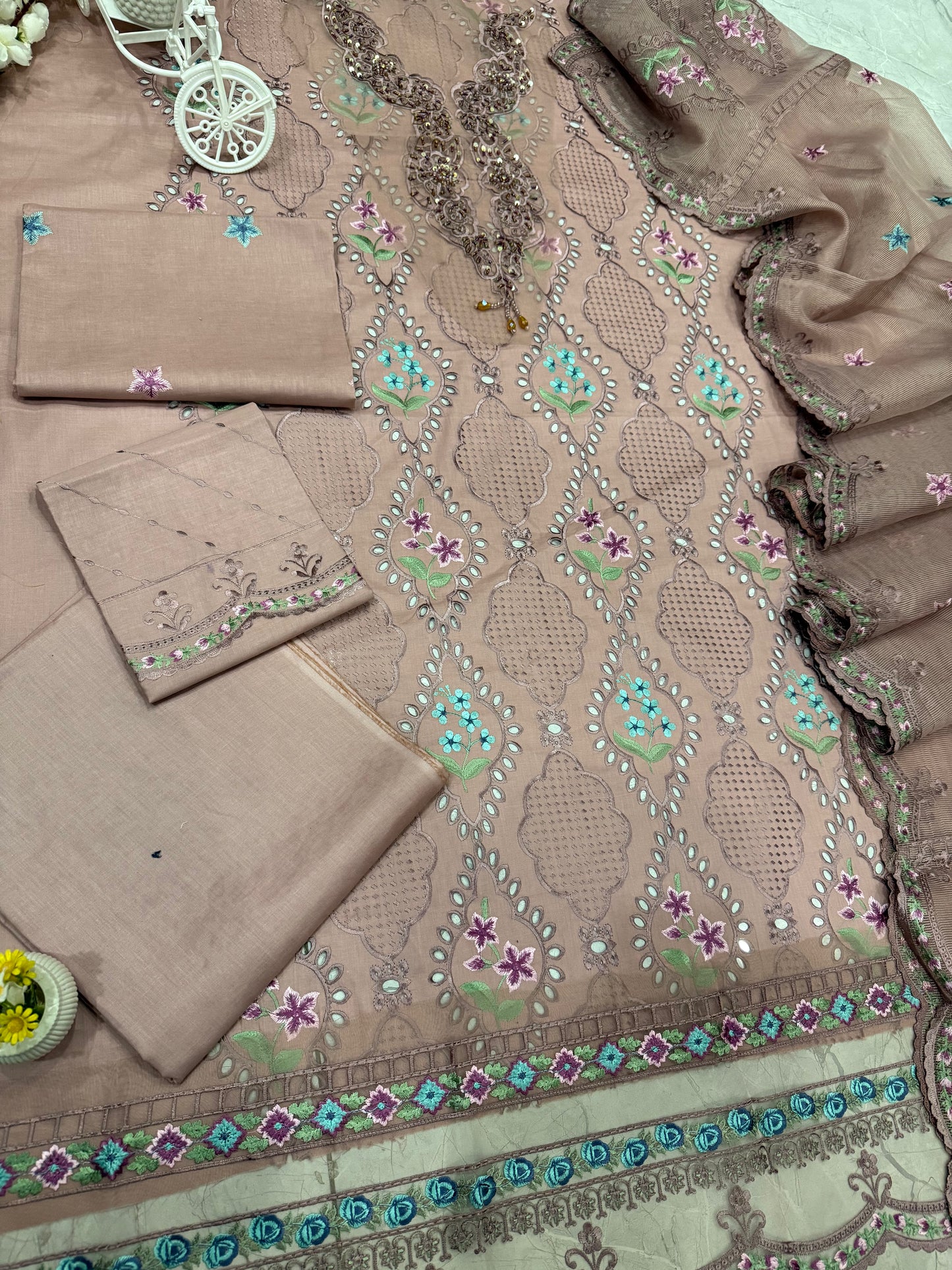 Luxury Lawn Embroidered Suit LW022